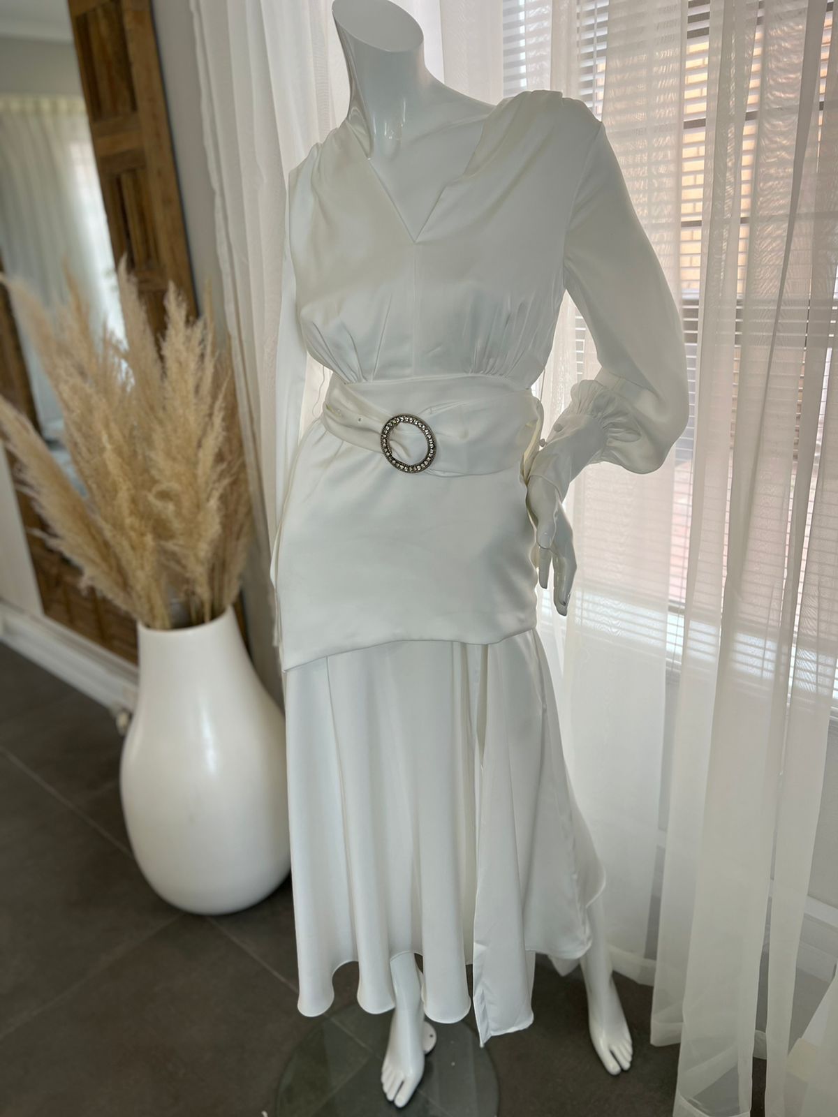WHITE DRESS WITH BUCKLE BELT